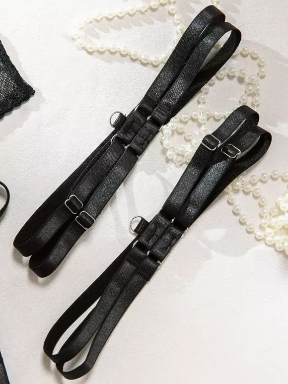 Ensembles 4 pièces de lingerie en dentelle sans bonnets : soutien-gorge et culotte noirs en dentelle.