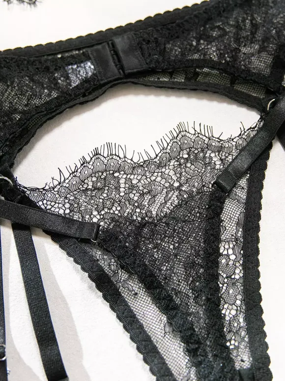 Ensembles 4 pièces de lingerie en dentelle sans bonnets : soutien-gorge et culotte noirs en dentelle.