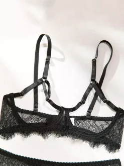 Ensembles 4 pièces de lingerie en dentelle sans bonnets : soutien-gorge et culotte noirs en dentelle.