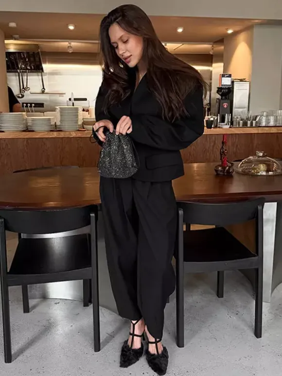 Ensemble tailleur-pantalon deux pièces blazer à manches bouffantes et pantalon large pour femme.