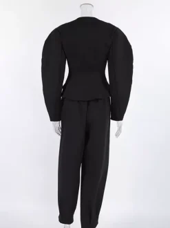 Ensemble tailleur-pantalon deux pièces blazer à manches bouffantes et pantalon large pour femme.