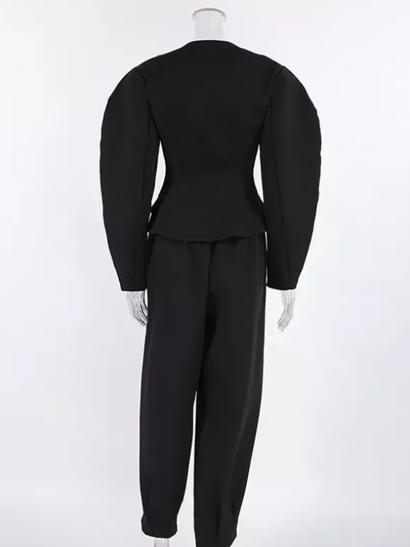Ensemble tailleur-pantalon deux pièces blazer à manches bouffantes et pantalon large pour femme.