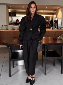 Ensemble tailleur-pantalon deux pièces blazer à manches bouffantes et pantalon large pour femme.