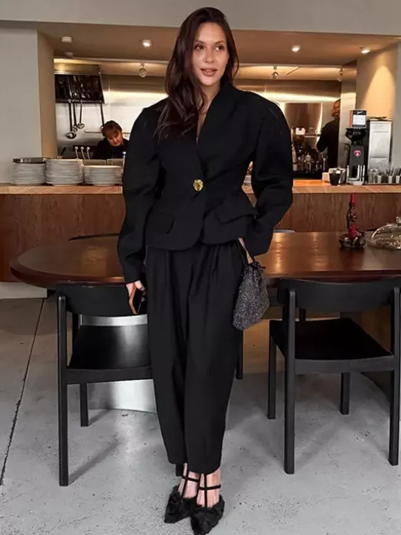 Ensemble tailleur-pantalon deux pièces blazer à manches bouffantes et pantalon large pour femme.