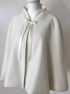 Enveloppes de mariage ivoire manches longues col haut hauts courts en peluche couverture de mariée