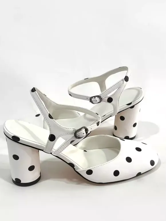 Escarpins blancs vintage à bout rond et à talons carrés à pois