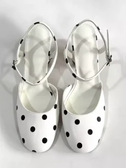 Escarpins blancs vintage à bout rond et à talons carrés à pois