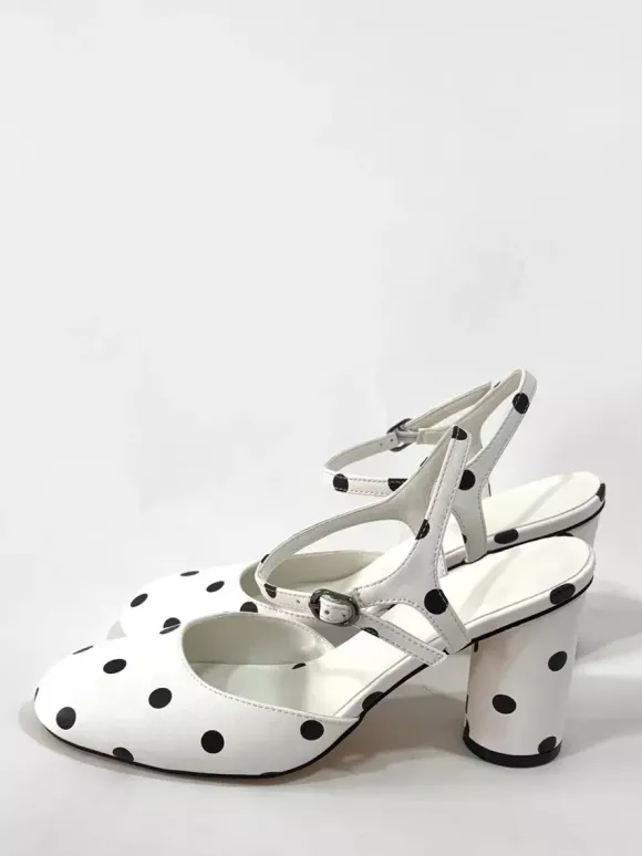 Escarpins blancs vintage à bout rond et à talons carrés à pois