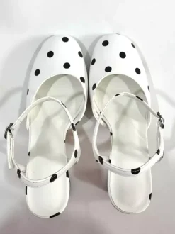 Escarpins blancs vintage à bout rond et à talons carrés à pois
