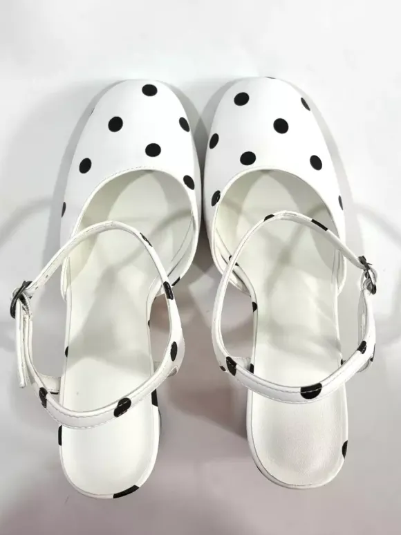 Escarpins blancs vintage à bout rond et à talons carrés à pois