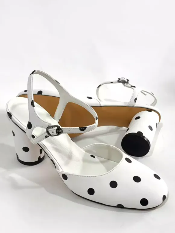 Escarpins blancs vintage à bout rond et à talons carrés à pois