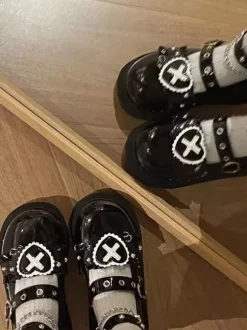 Escarpins Lolita gothiques à plateforme et chaînes noires en cuir PU