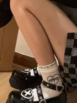 Escarpins Lolita gothiques à plateforme et chaînes noires en cuir PU