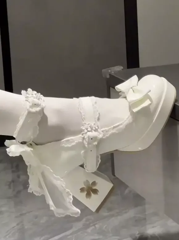 Escarpins Lolita Sweet blancs à lacets et n艙uds à l'arrière en cuir PU à talon compensé.