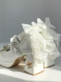 Escarpins Lolita Sweet blancs à lacets et n艙uds à l'arrière en cuir PU à talon compensé.