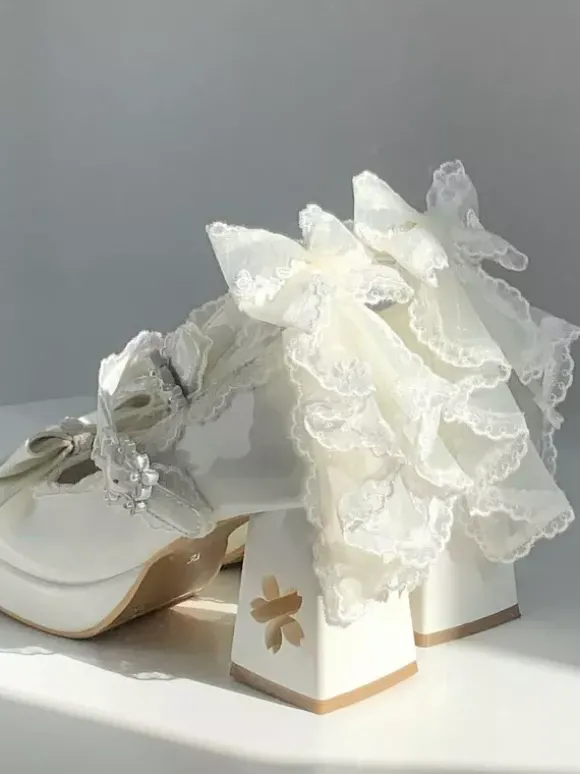 Escarpins Lolita Sweet blancs à lacets et n艙uds à l'arrière en cuir PU à talon compensé.