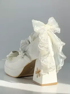Escarpins Lolita Sweet blancs à lacets et n艙uds à l'arrière en cuir PU à talon compensé.