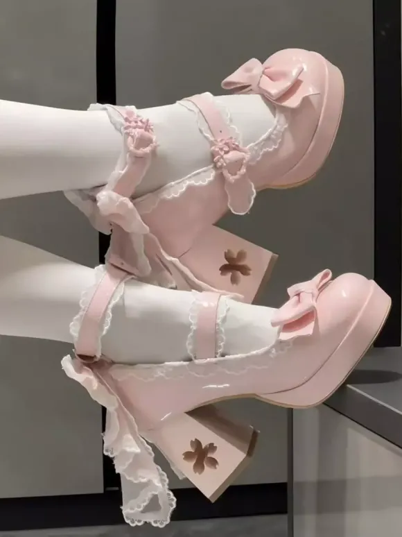 Escarpins Lolita Sweet blancs à lacets et n艙uds à l'arrière en cuir PU à talon compensé.