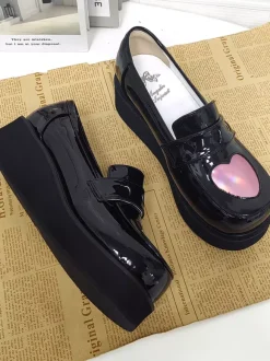Escarpins Lolita noirs à plateforme bout rond et décolleté c艙ur en cuir PU ravissantes chaussures Lolita