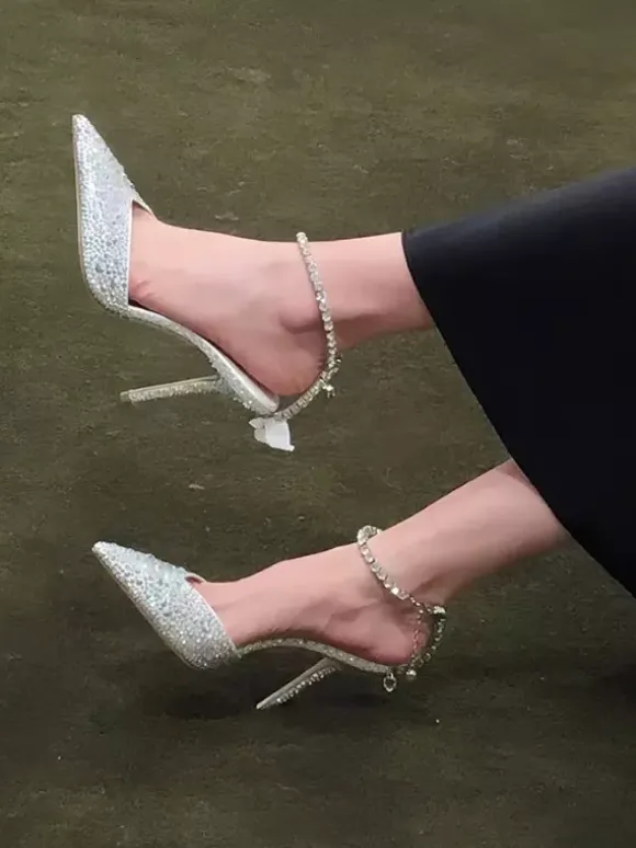 Escarpins à talons hauts pailletés bout pointu et bride cheville