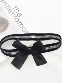Femme sortant avec des jarretières à n艙ud noir