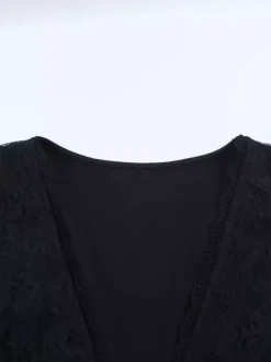 Haut à col V profond et bordure en dentelle pour femme - Chemisier noir sexy et ajusté - Style gothique - Collection printemps 2026