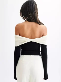 Haut à épaules dénudées manches longues en maille bicolore à blocs de couleur collection femme 2026