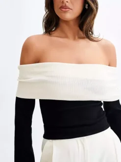 Haut à épaules dénudées manches longues en maille bicolore à blocs de couleur collection femme 2026