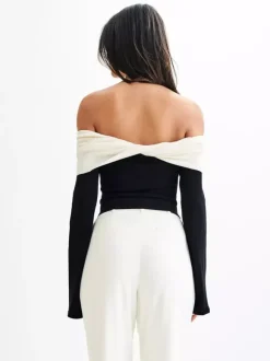 Haut à épaules dénudées manches longues en maille bicolore à blocs de couleur collection femme 2026