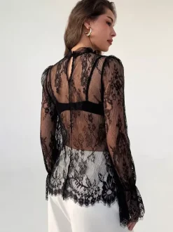 Haut à col montant en dentelle florale transparente manches longues évasées à superposer