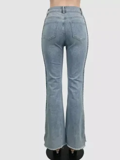 Jean évasé à poches plaquées et détails tressés pour femme - Bleu clair rétro bohème taille haute - Collection printemps 2026