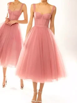 Jolie robe de bal mi-longue sans bretelles à volants