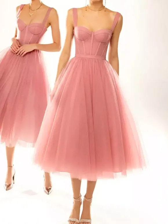 Jolie robe de bal mi-longue sans bretelles à volants