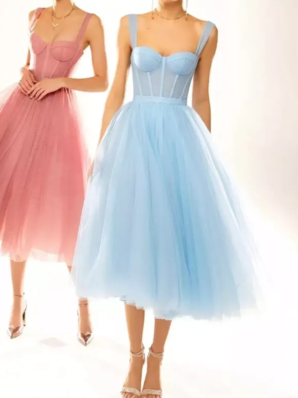 Jolie robe de bal mi-longue sans bretelles à volants