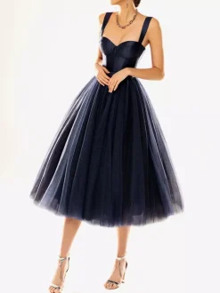 Jolie robe de bal mi-longue sans bretelles à volants