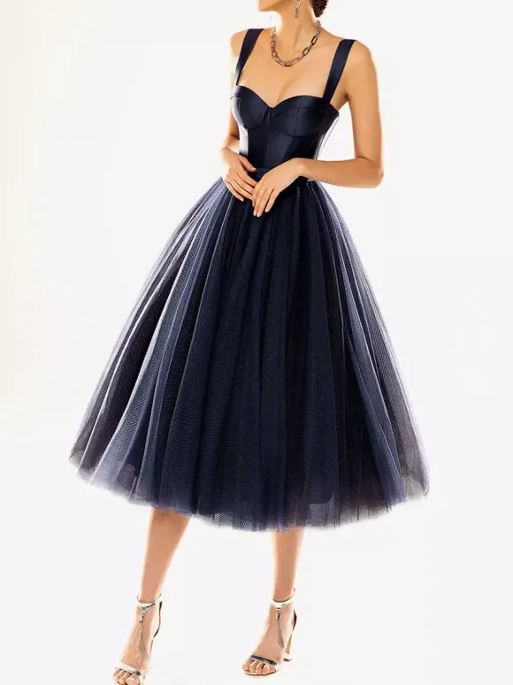 Jolie robe de bal mi-longue sans bretelles à volants