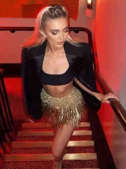 Jupe courte dorée à sequins et franges chics idéale pour les soirées.