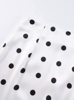 Jupe crayon élégante pour soirée formelle taille haute et coupe ajustée en satin à pois.