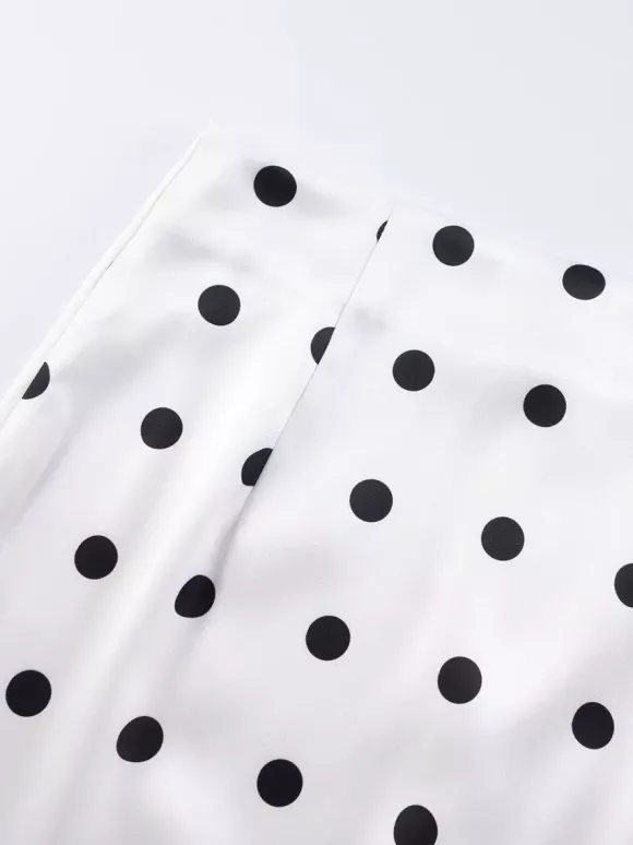 Jupe crayon élégante pour soirée formelle taille haute et coupe ajustée en satin à pois.