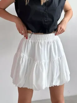 Jupe mini à volants et taille élastique effet ballons.