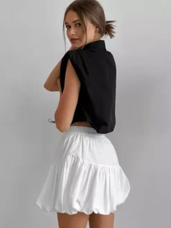 Jupe mini à volants et taille élastique effet ballons.