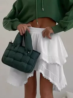 Jupe mini asymétrique à taille élastique et bordure en dentelle à volants