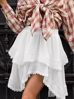 Jupe mini asymétrique à taille élastique et bordure en dentelle à volants