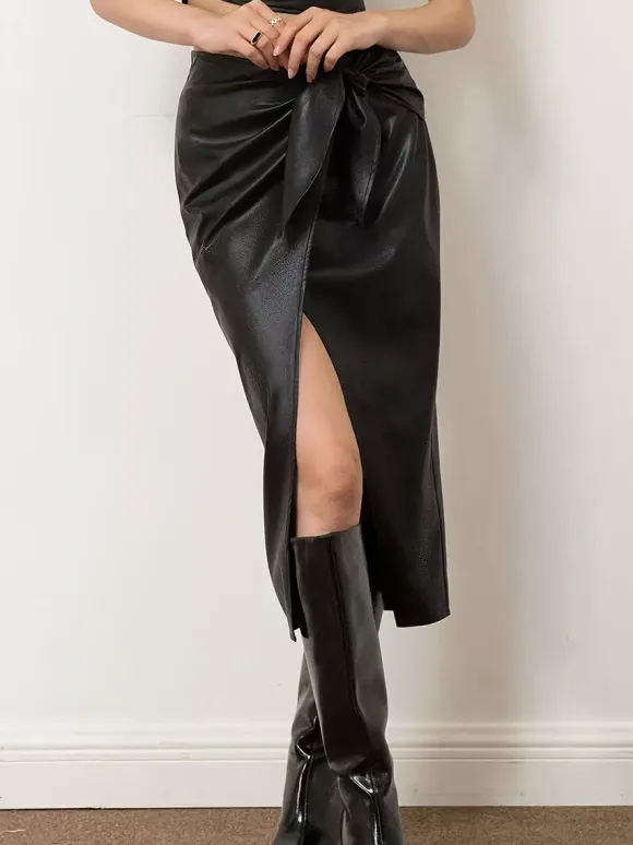 Jupe noire taille haute en similicuir sexy mi-mollet pour l'été.