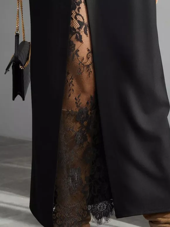 Jupe midi droite taille haute fendue sur le devant en dentelle