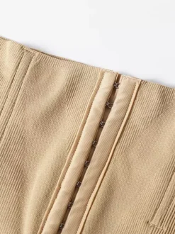 Linge de Mariée Lingerie sculptante couleur chair boutonnée sur le devant shorty gainant taille haute ajustable grandes tailles fermeture à agrafes effet ventre plat et fesses galbées sans coutures.