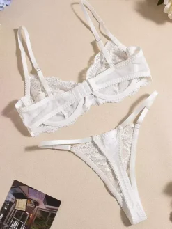 Linge de Mariée Ensemble de lingerie de mariée 3 pièces en dentelle blanche : soutien-gorge culotte et porte-jarretelles
