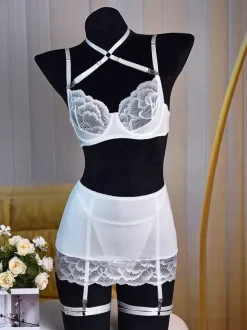 Linge de Mariée Ensemble de lingerie de mariée 4 pièces en dentelle transparente et résille blanche : soutien-gorge culotte jupe et porte-jarretelles