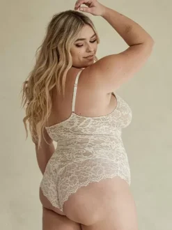 Lingerie blanche grande taille sans manches dos nu en dentelle sculptante