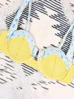 Maillot de bain bikini jaune pour femme idéal pour l'été à la plage.